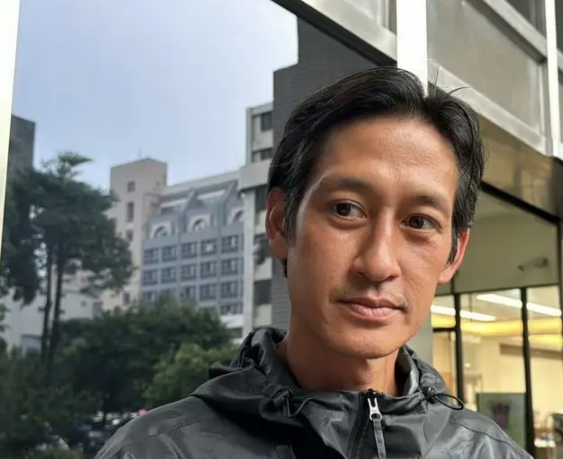 臺媒曝男星唐治平徹底失常！街頭游蕩想攻擊小孩 母親自殺23天不認遺體